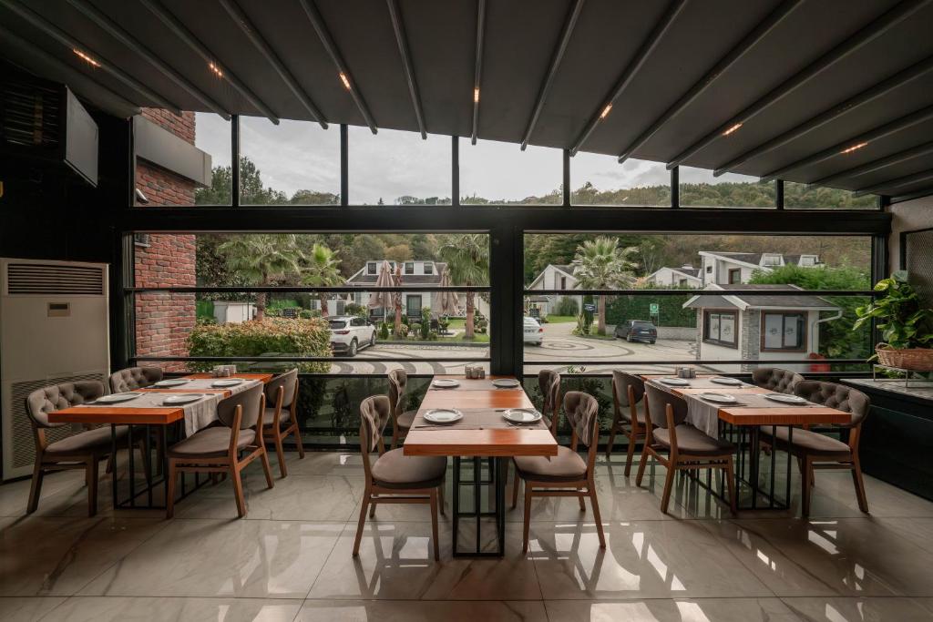 A seating area at Alfa Suites & SPA