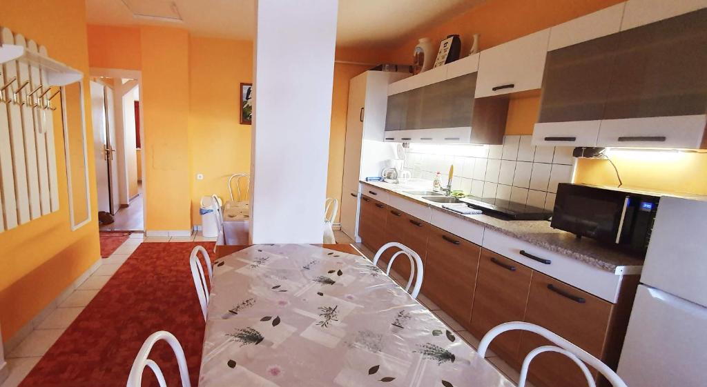 Kuchyň nebo kuchyňský kout v ubytování Apart Júlia Villa