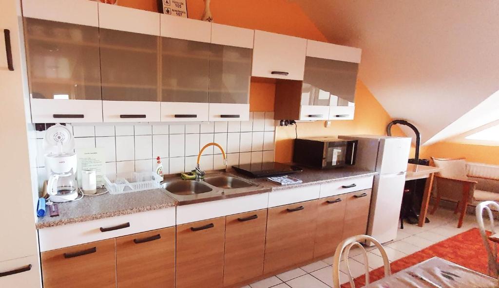 Kuchyň nebo kuchyňský kout v ubytování Apart Júlia Villa