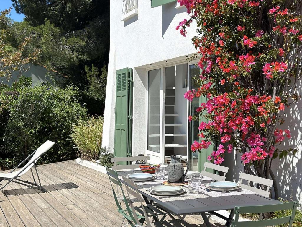 La Tancade, villa pour 8 personnes avec vue mer à 5 minutes de la plage de L'Almanarre à Hyères