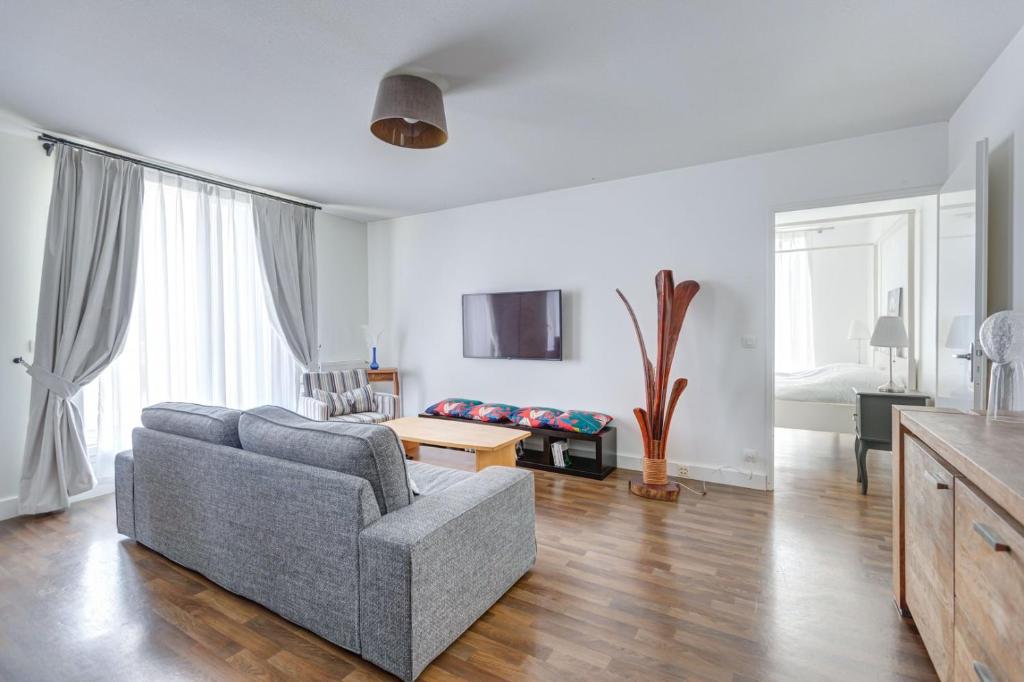 un salon avec un canapé et une table dans l'établissement GuestReady - Appartement de charme à Bordeaux, à Bordeaux