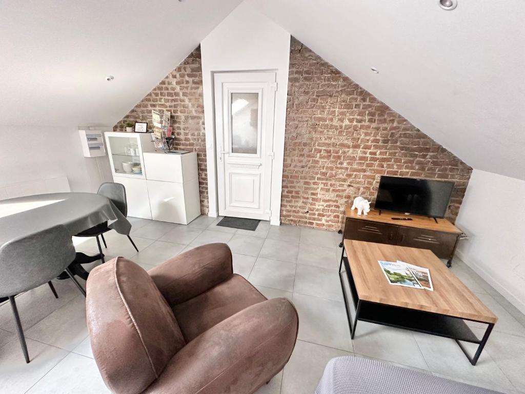 un salon avec un canapé et une table dans l'établissement Appartements cosy - WIFI - Plage et commerces à 100m, à Berck-sur-Mer