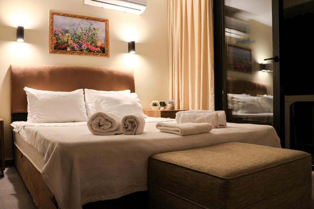 Ένα ή περισσότερα κρεβάτια σε δωμάτιο στο Belsea Hotel