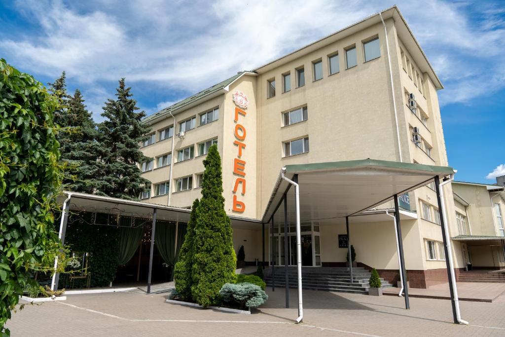 un hotel con un cartel en la parte delantera en Cherkasy Palace en Cherkasy