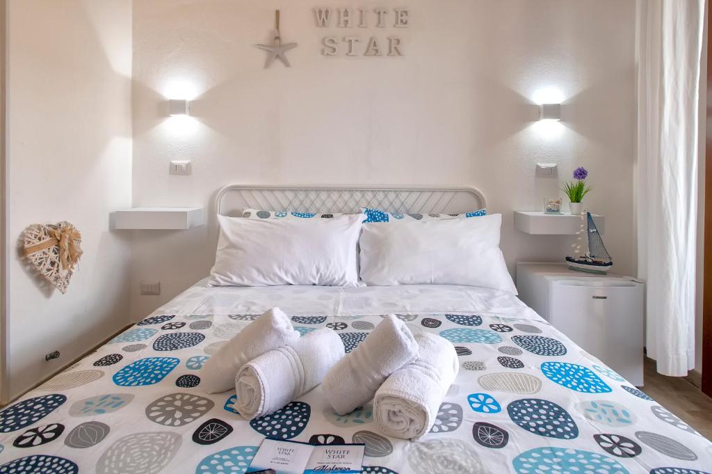 Postel nebo postele na pokoji v ubytování White Star rooms holiday accomodation self check-in