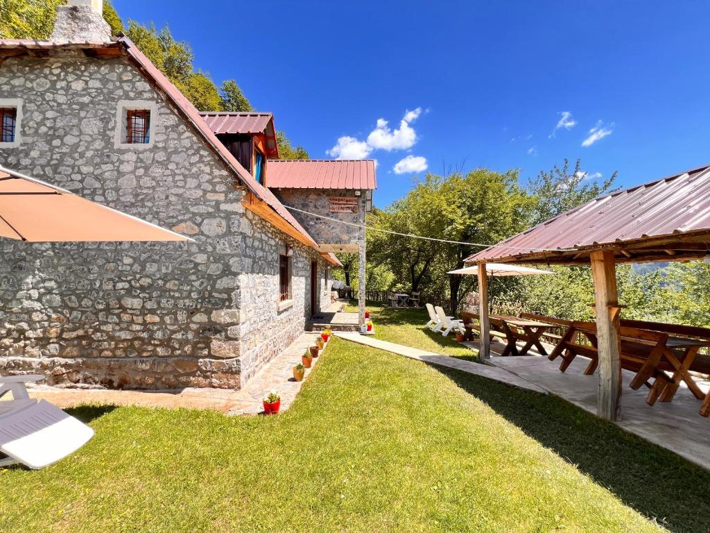 Giardino di Guest House Gjelaj