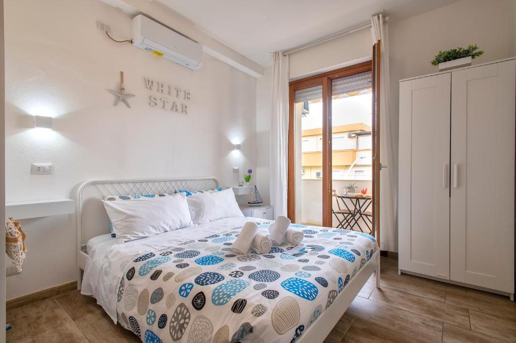 Postel nebo postele na pokoji v ubytování White Star rooms holiday accomodation self check-in