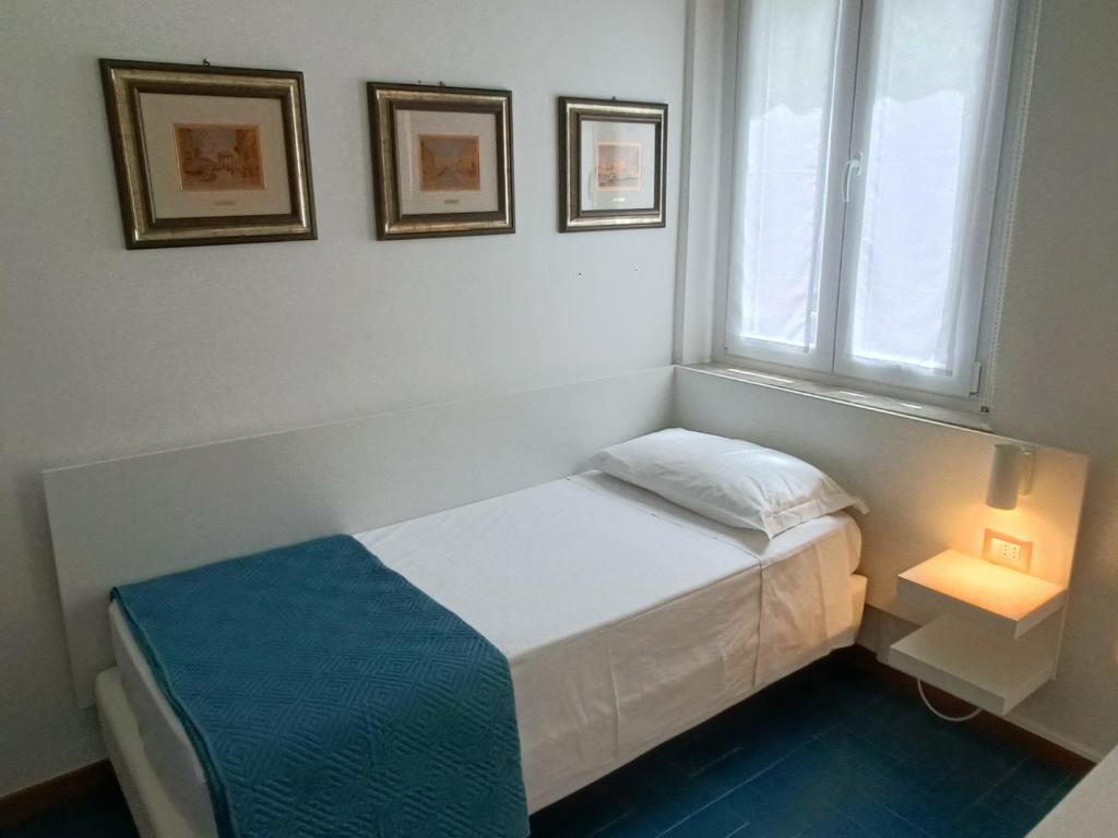 Łóżko lub łóżka w pokoju w obiekcie Hotel Merano