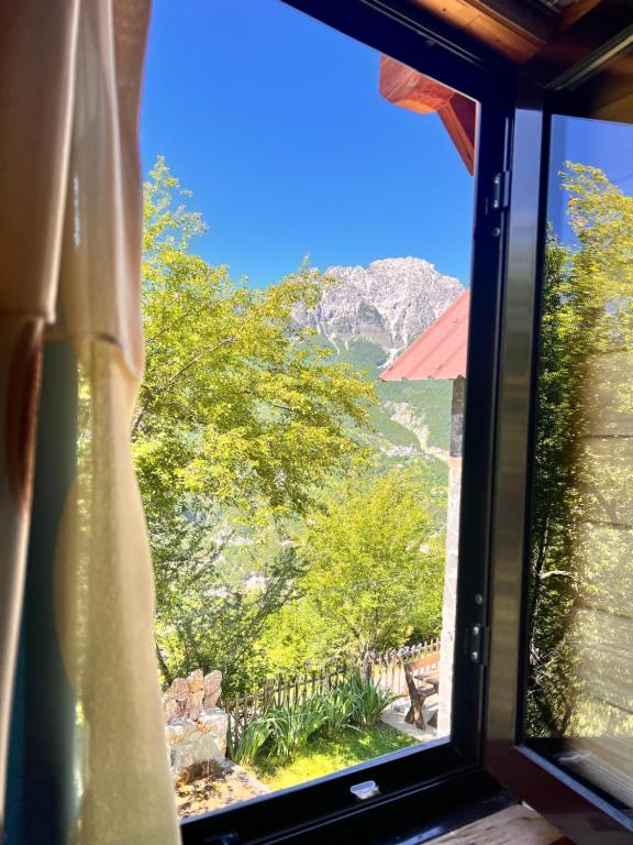 Vista generica sulle montagne o vista sulle montagne dall'interno dell'affittacamere