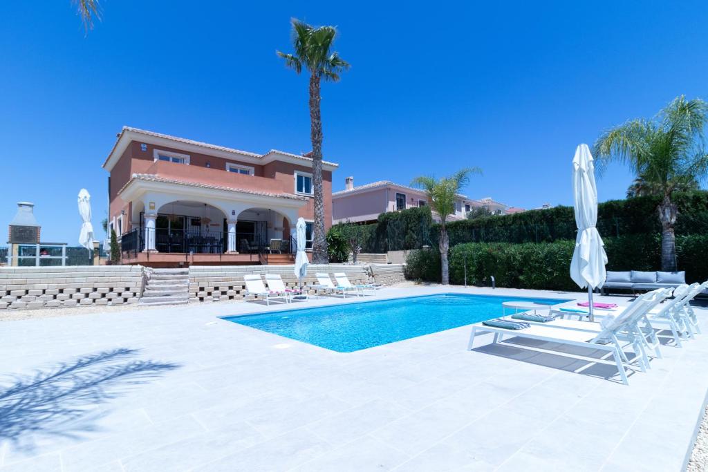 a villa with a swimming pool and a house at Villa Bonalba in Mutxamel