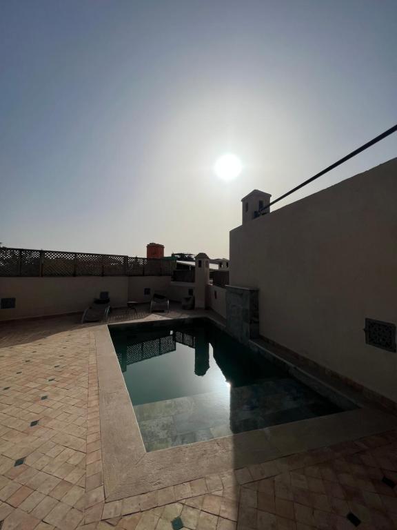La alberca dentro o cerca de Riad Jnan El Cadi