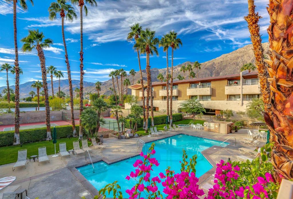 uma vista para um hotel com uma piscina e palmeiras em Mountain view Cocoon inspired by Frida Kahlo with Pool, Hot Tub, Tennis, Downtown em Palm Springs