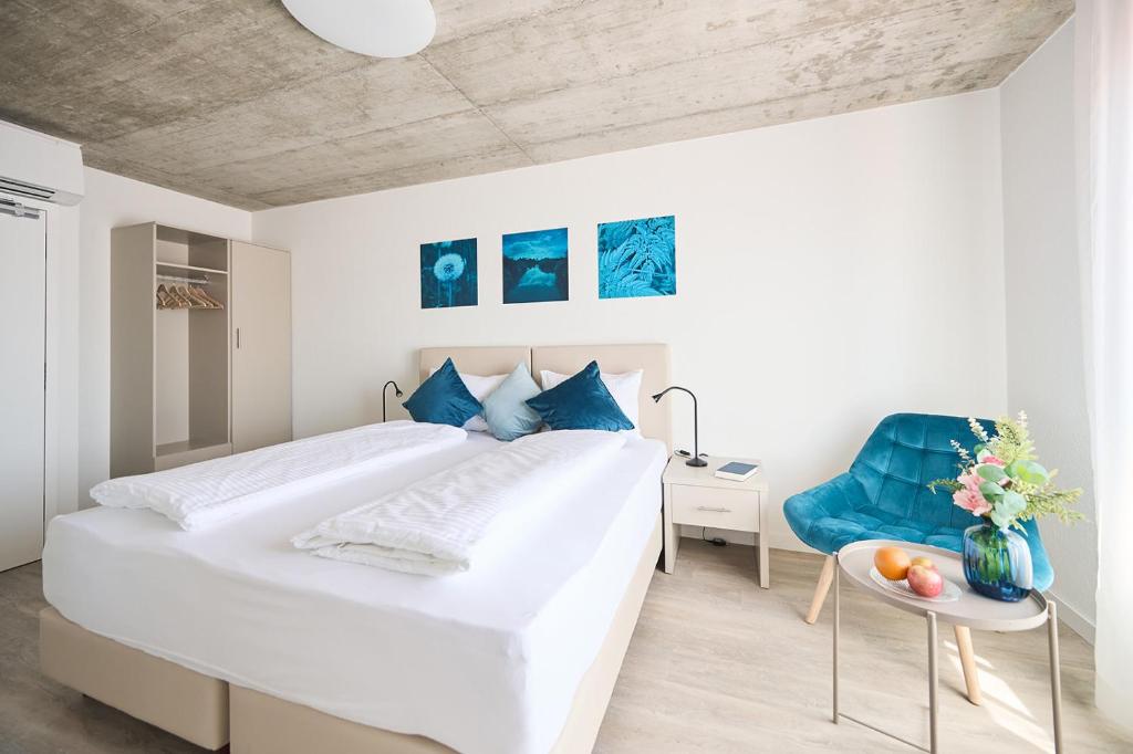 Postel nebo postele na pokoji v ubytování Aabach Hotel