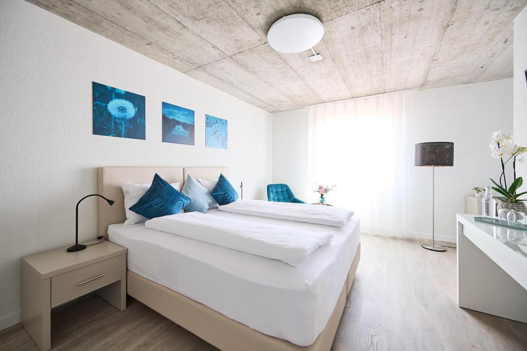 Postel nebo postele na pokoji v ubytování Aabach Hotel