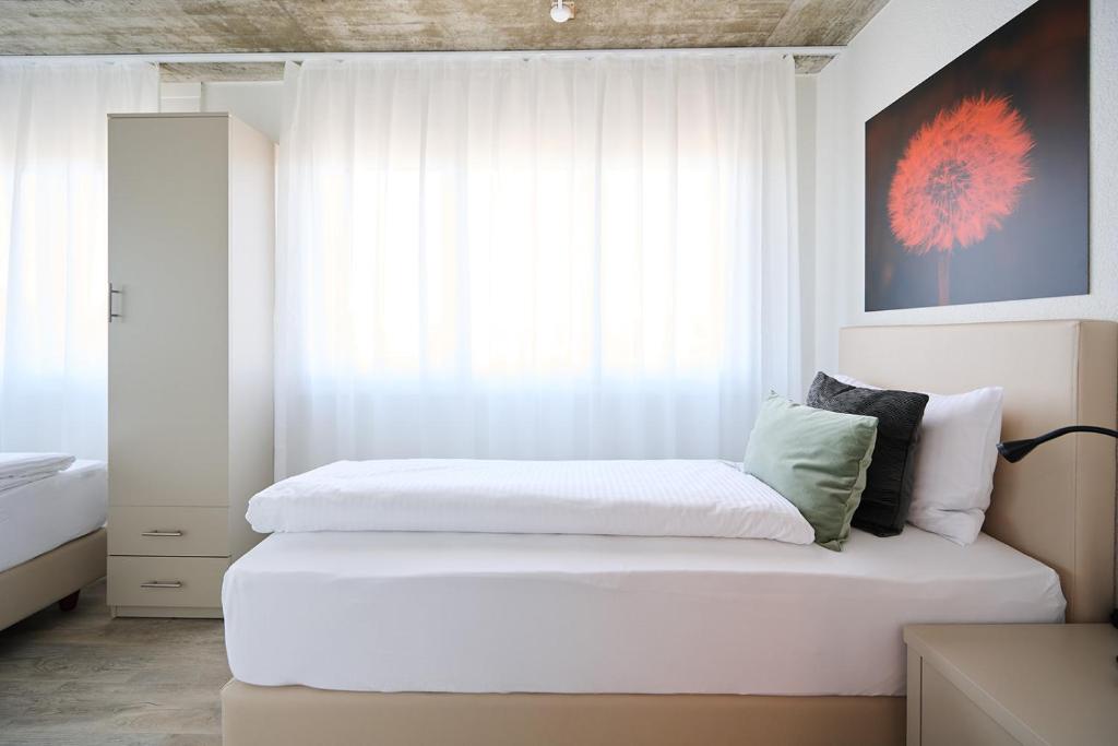 Postel nebo postele na pokoji v ubytování Aabach Hotel