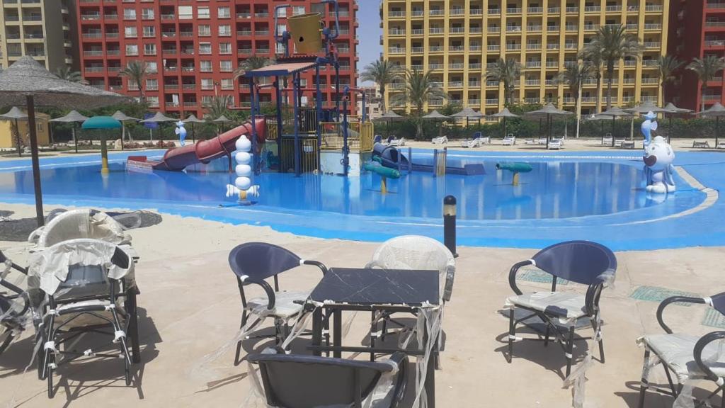 Bazén v ubytování تمتع بالإقامة في شاليه فندقي بمنتجع جولف بورتو مارينا الساحل الشمالي العلمين - Enjoy your stay at Golf Porto Marina Resort El Alamein - North Coast nebo v jeho okolí