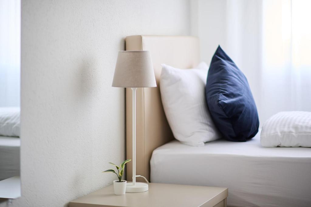Postel nebo postele na pokoji v ubytování Aabach Hotel