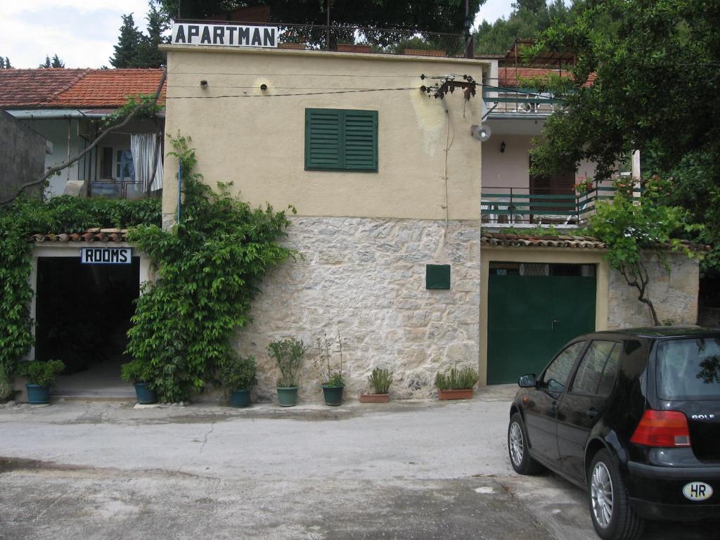 a car parked in front of a building at Apartments Darinka in Skradin
