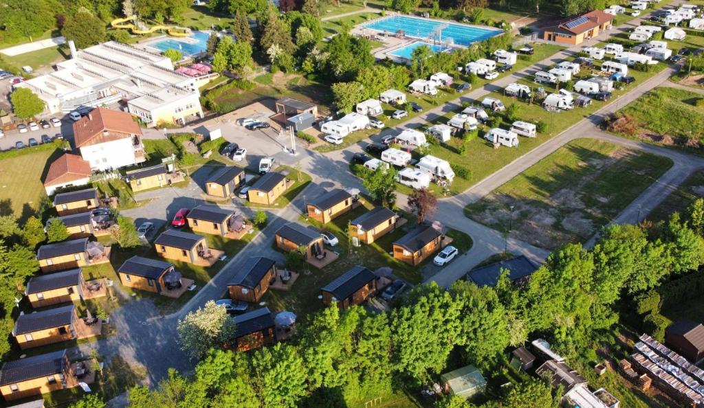 eine Luftansicht eines Parkplatzes mit Häusern in der Unterkunft Tiny Haus 7 in Nabburg