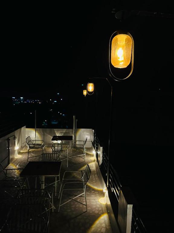Mojo M Villa -Airport Boutique Hotel的休息区