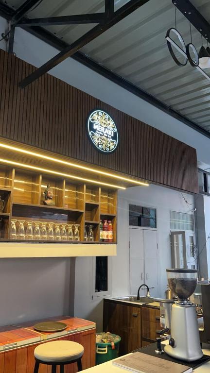 Mojo M Villa -Airport Boutique Hotel的厨房或小厨房
