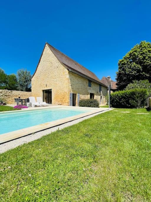 une maison avec une piscine dans la cour dans l'établissement Maison