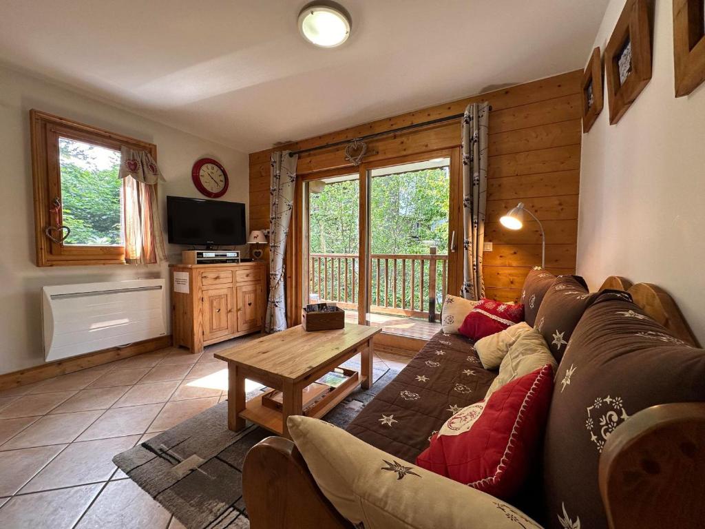 un salon avec un canapé et une table dans l'établissement Appartement de Standing en Centre-Ville, Calme et Confort à Samoëns - FR-1-624-31, à Samoëns