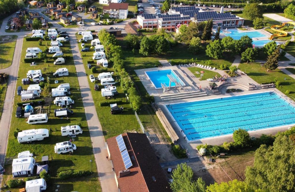 Bazén v ubytování Naab Chalet 11 nebo v jeho okolí