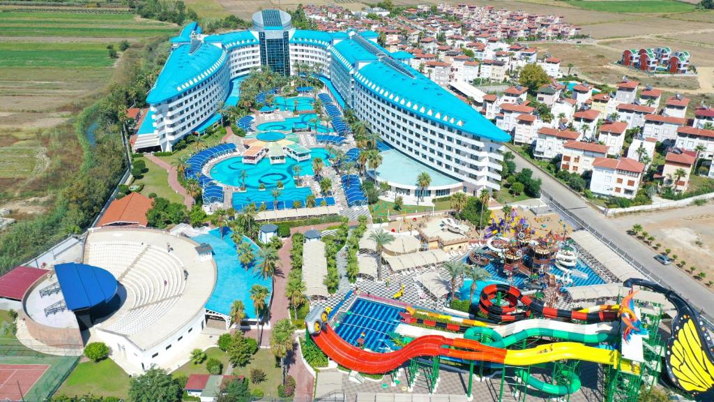 Bazén v ubytování Crystal Admiral Resort Suites & Spa - Ultimate All Inclusive nebo v jeho okolí