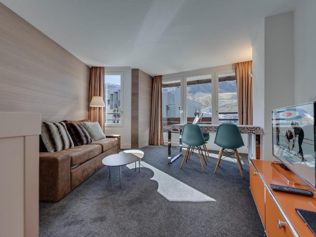 ein Wohnzimmer mit einem Sofa und einem Tisch in der Unterkunft Appartement Tignes, 3 pièces, 4 personnes - FR-1-641-12 in Tignes
