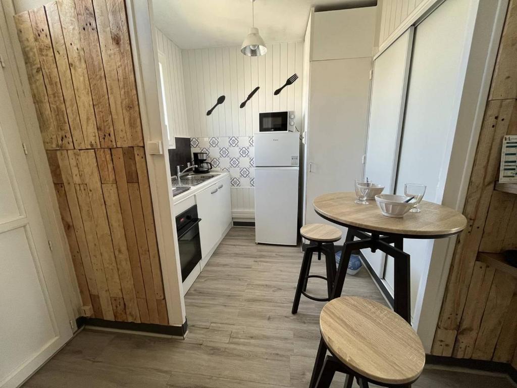 Kuchyňa alebo kuchynka v ubytovaní Appartement T2 Cabine à 50m de la Plage, Tout Confort, Proche Commerces et Animations ! - FR-1-324A-1