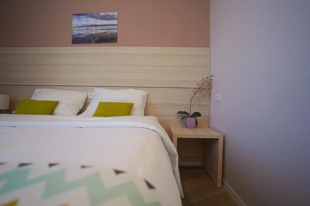 Postel nebo postele na pokoji v ubytování 4Guest Hotel