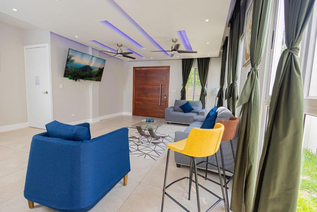 ein Wohnzimmer mit blauen und gelben Stühlen in der Unterkunft Guanaco House, Hot water, Wifi, Air conditioning , prime location ,Sinai in Santa Ana