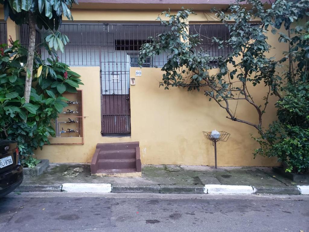 um edifício amarelo com escadas em frente em Casa no ABC perto de São Paulo Expo e Jd botanico em São Paulo