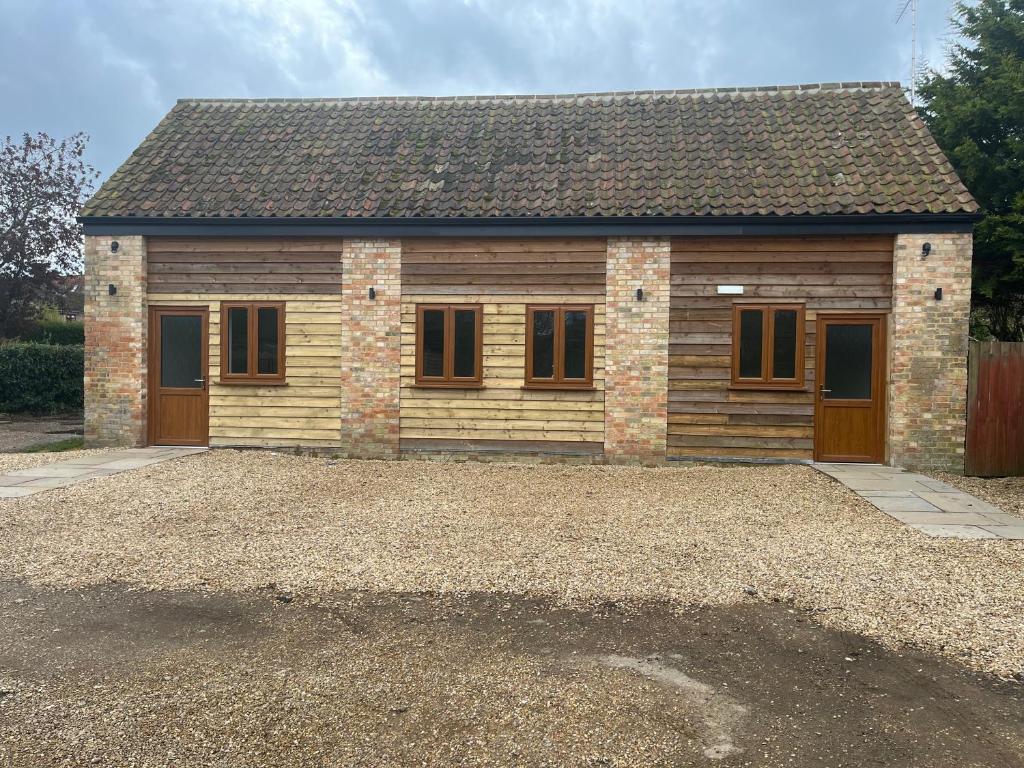 ein freistehendes Haus mit einer Garage in einer Auffahrt in der Unterkunft The Chequers in Downham Market