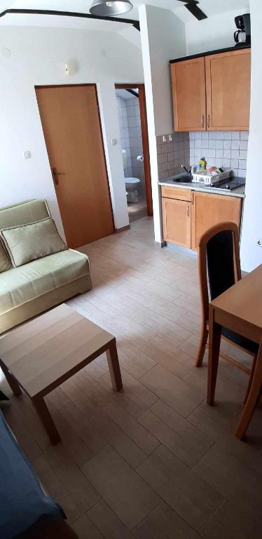 Kuchyň nebo kuchyňský kout v ubytování Apartments 30 m from the beach