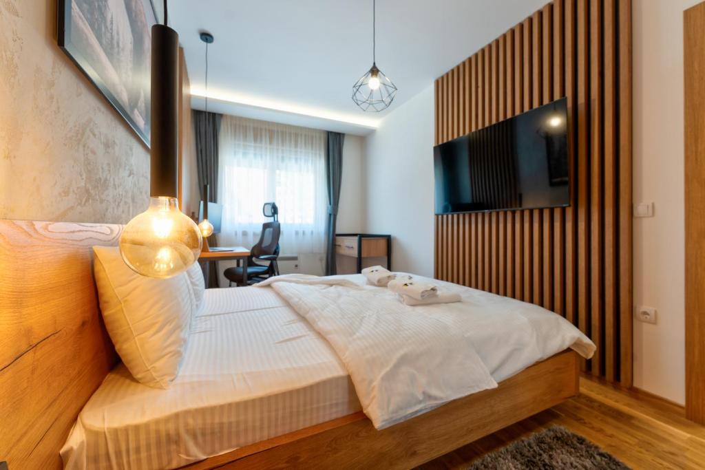 Postel nebo postele na pokoji v ubytování Lazy Bear Moderan Spa na Planini