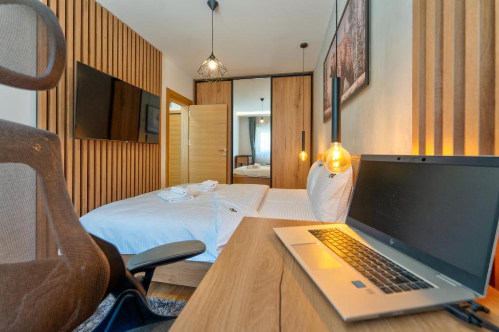 Postel nebo postele na pokoji v ubytování Lazy Bear Moderan Spa na Planini