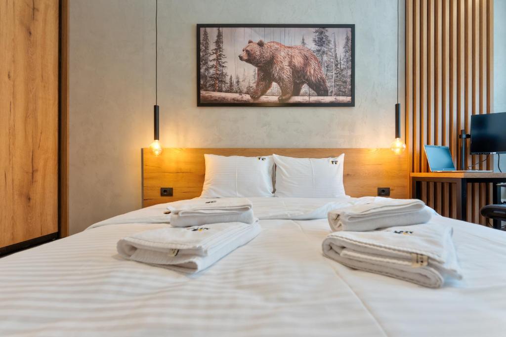 Postel nebo postele na pokoji v ubytování Lazy Bear Moderan Spa na Planini