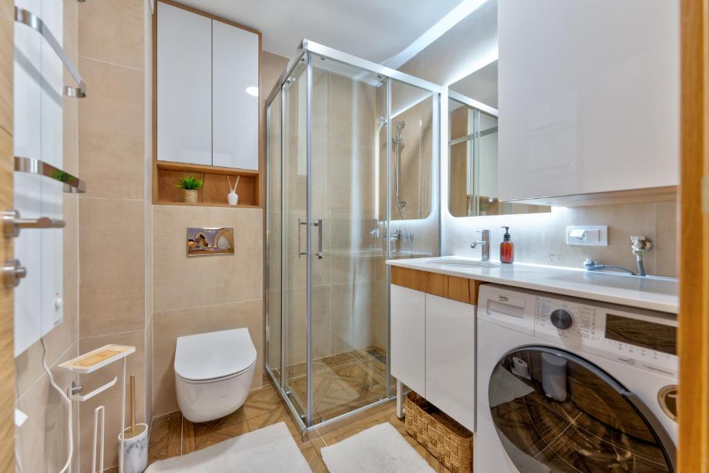 Koupelna v ubytování Lazy Bear Moderan Spa na Planini
