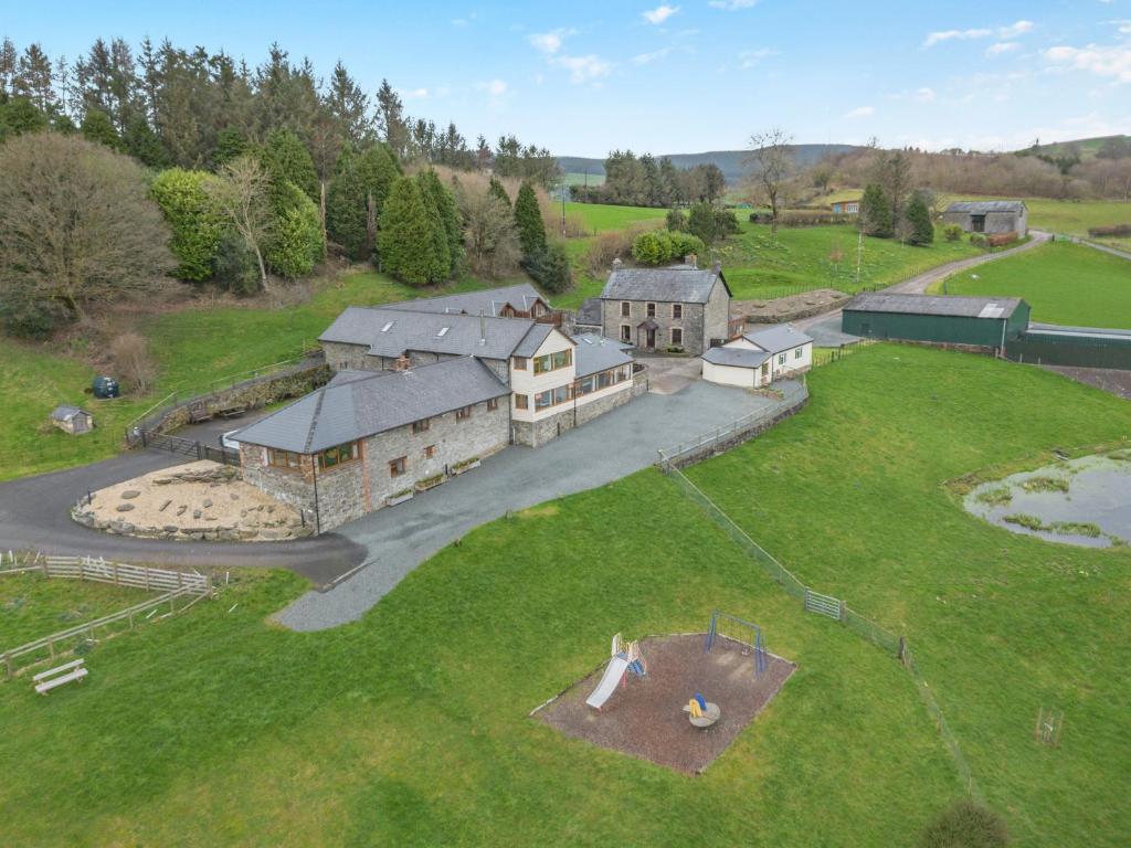 uma vista aérea de um grande edifício num campo em Vale Farm Cottages em Brecon