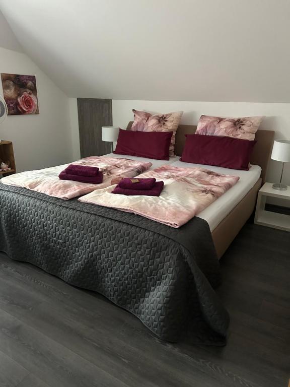 uma cama grande com duas almofadas num quarto em Wolfenbüttler Apartment em Wolfenbüttel