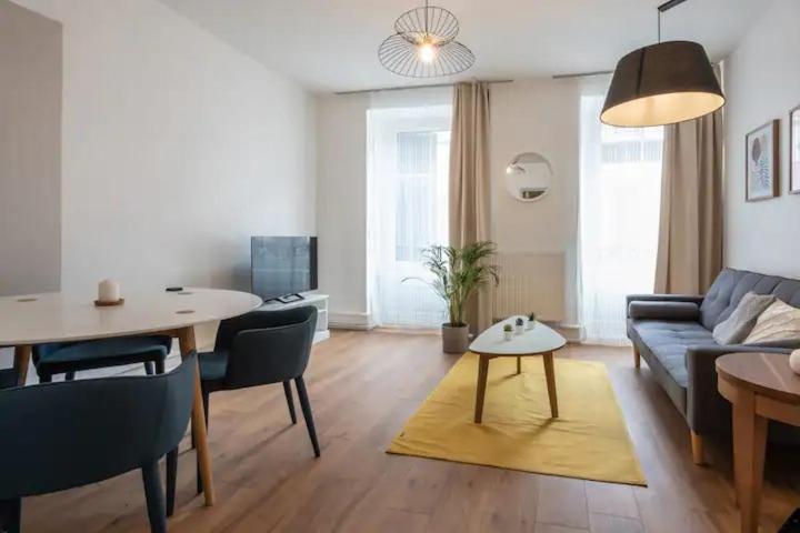 un salon avec un canapé et une table dans l'établissement Super appartement - centre-ville Mulhouse 4pers, à Mulhouse