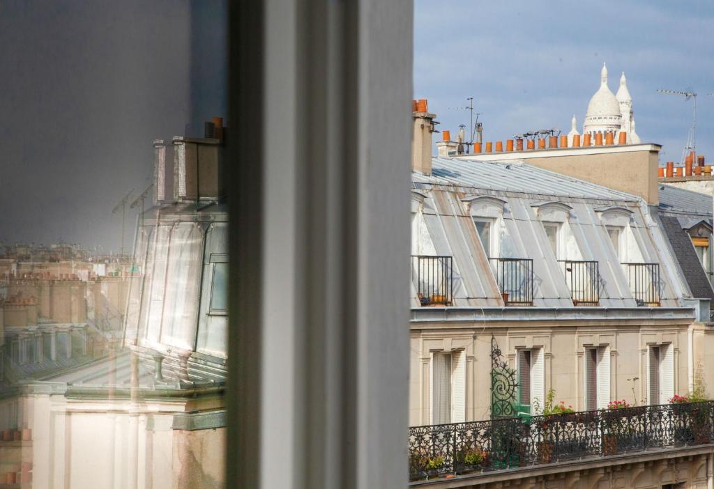una finestra con vista su un edificio di Helussi Hôtel a Parigi