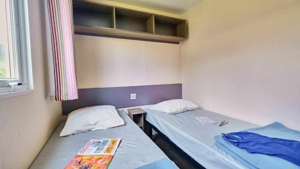 Postel nebo postele na pokoji v ubytování Ludocamping