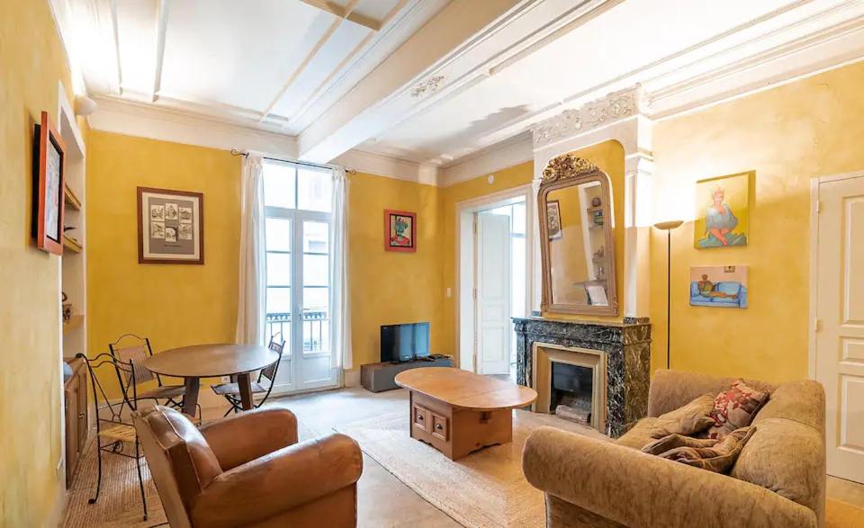 un salon avec un canapé et une cheminée dans l'établissement L'Authentique, à Montpellier