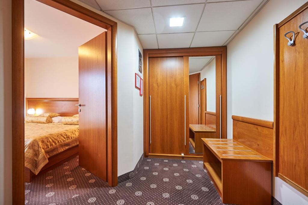 Postel nebo postele na pokoji v ubytování Hotel Korosica