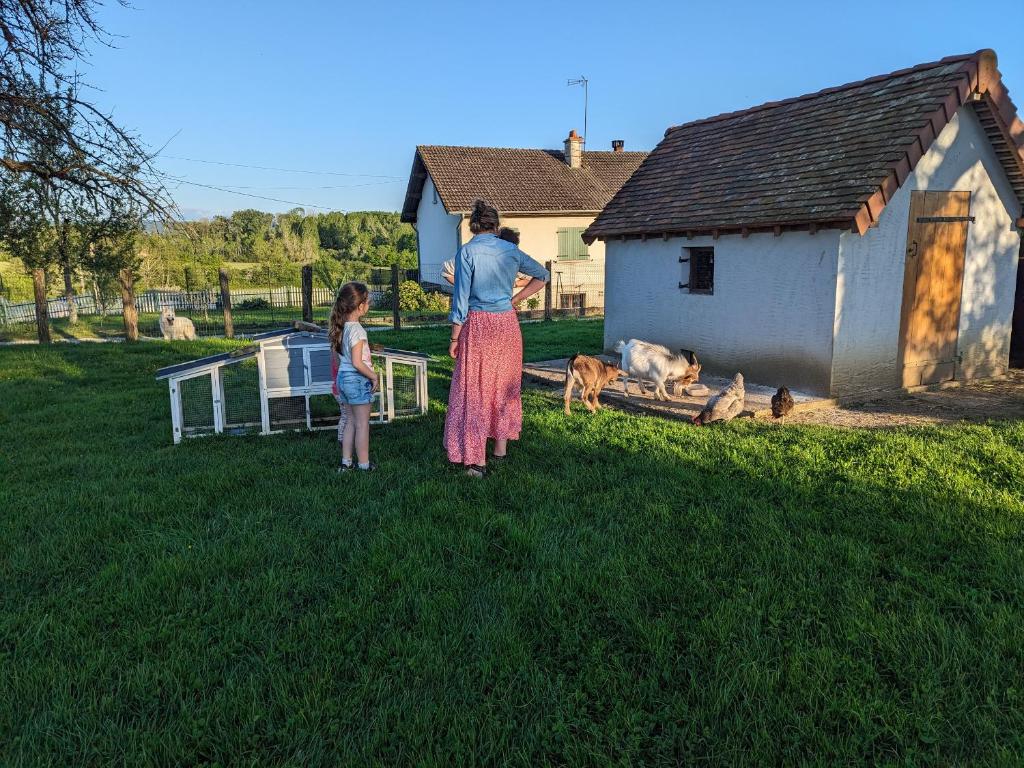 Goście zatrzymujący się w obiekcie Gite les Caravottes 4 Etoiles avec Jacuzzi - JURA