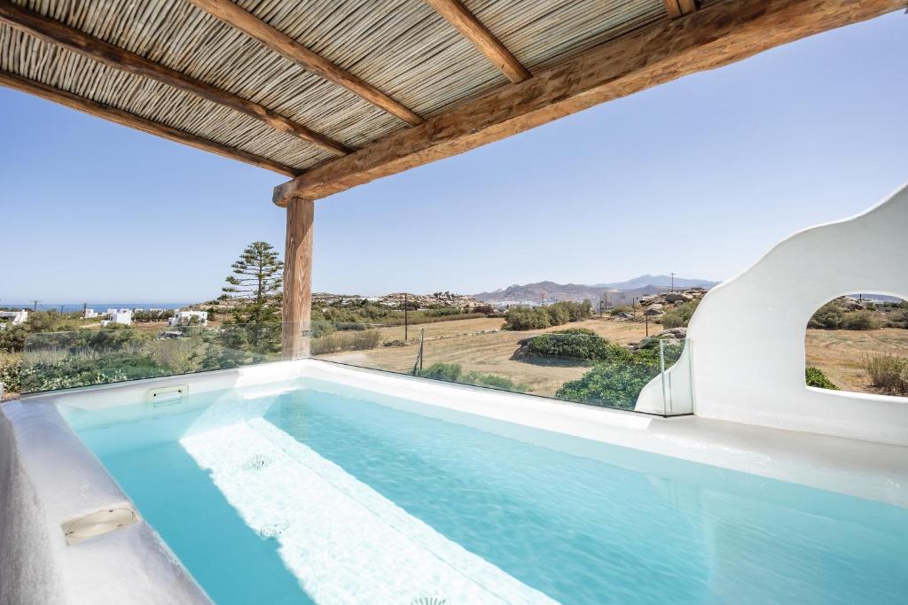 una piscina in una casa con vista di Thea Suites Naxos ad Agios Prokopios