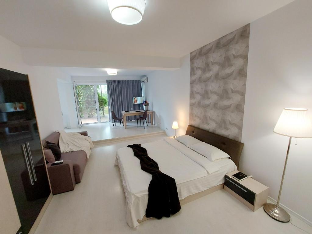 バドゥにあるVilla Romelia - Select Apartmentsのベッドルーム(大型ベッド1台付)、リビングルームが備わります。